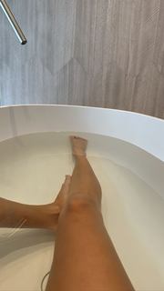 Devon Windsor feet photo thumbnail