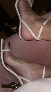 Devon Windsor feet photo thumbnail