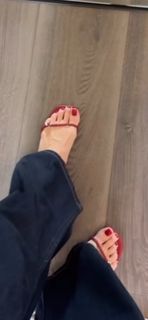 Devon Windsor feet photo thumbnail