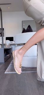 Devon Windsor feet photo thumbnail