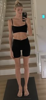 Devon Windsor feet photo thumbnail