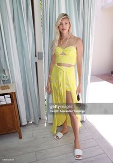 Devon Windsor feet photo thumbnail