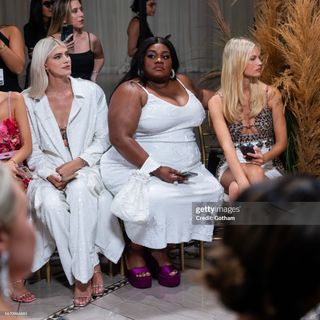 Devon Windsor feet photo thumbnail
