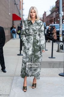 Devon Windsor feet photo thumbnail