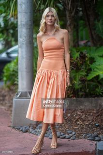 Devon Windsor feet photo thumbnail