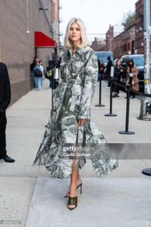 Devon Windsor feet photo thumbnail