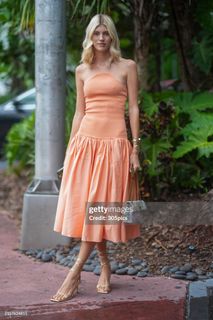 Devon Windsor feet photo thumbnail