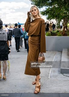 Devon Windsor feet photo thumbnail