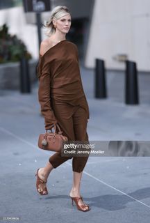 Devon Windsor feet photo thumbnail