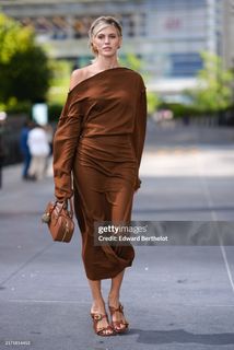 Devon Windsor feet photo thumbnail