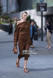 Devon Windsor feet photo thumbnail