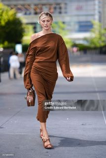 Devon Windsor feet photo thumbnail