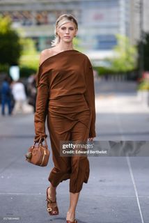 Devon Windsor feet photo thumbnail