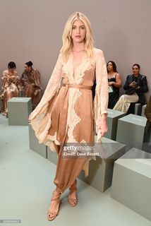 Devon Windsor feet photo thumbnail