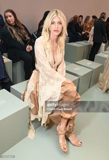 Devon Windsor feet photo thumbnail