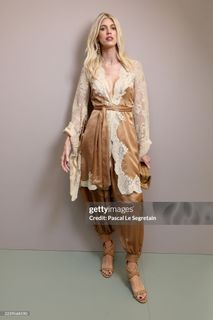 Devon Windsor feet photo thumbnail