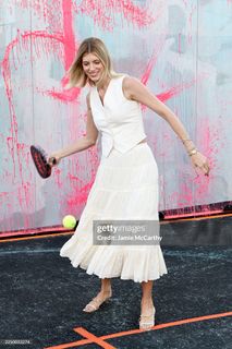 Devon Windsor feet photo 2