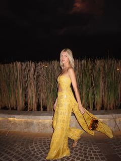 Devon Windsor feet photo 3