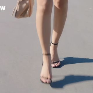 Devrim Özkan feet photo thumbnail