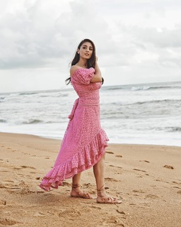 Dhvani Bhanushali feet photo 20