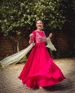 Dhvani Bhanushali feet photo 1
