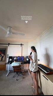 Dia Frampton feet photo 5