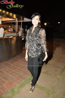 Dia Mirza feet photo thumbnail