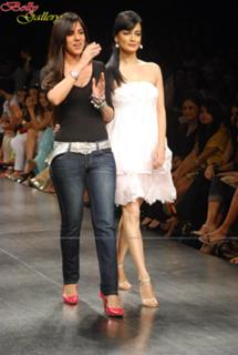 Dia Mirza feet photo thumbnail