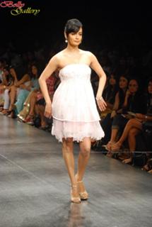 Dia Mirza feet photo thumbnail
