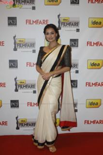 Dia Mirza feet photo thumbnail