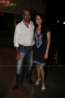 Dia Mirza feet photo thumbnail