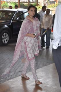 Dia Mirza feet photo thumbnail