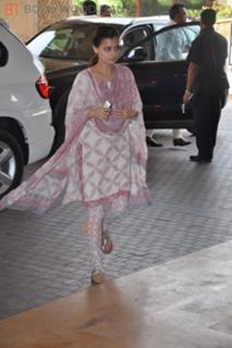 Dia Mirza feet photo thumbnail