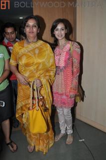 Dia Mirza feet photo thumbnail