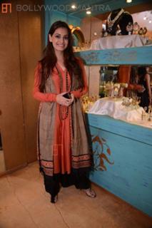 Dia Mirza feet photo thumbnail