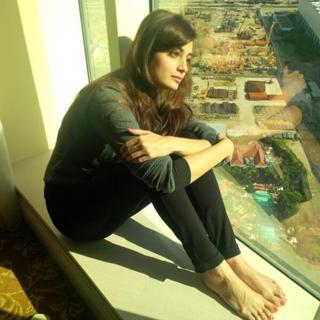 Dia Mirza feet photo thumbnail