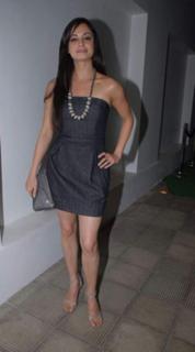 Dia Mirza feet photo thumbnail