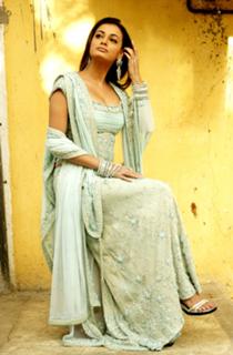Dia Mirza feet photo thumbnail