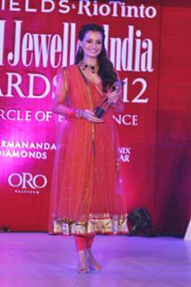 Dia Mirza feet photo thumbnail