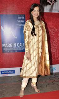 Dia Mirza feet photo thumbnail