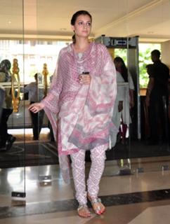 Dia Mirza feet photo thumbnail