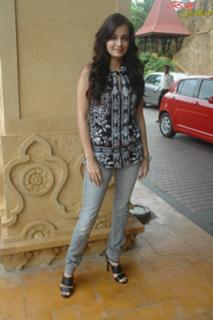 Dia Mirza feet photo thumbnail