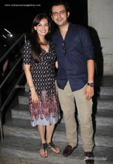 Dia Mirza feet photo thumbnail