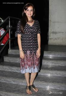 Dia Mirza feet photo thumbnail