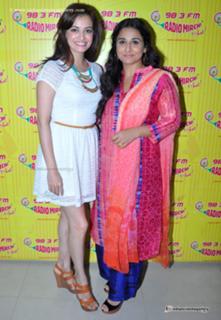 Dia Mirza feet photo thumbnail