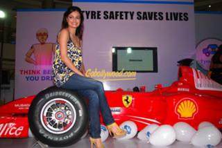 Dia Mirza feet photo thumbnail