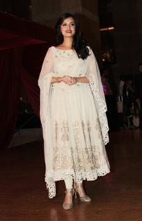 Dia Mirza feet photo thumbnail