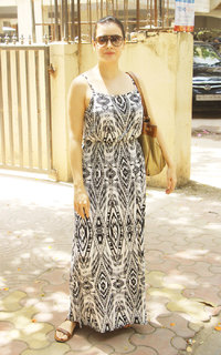 Dia Mirza feet photo thumbnail