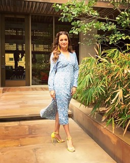 Dia Mirza feet photo thumbnail