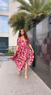 Dia Mirza feet photo thumbnail